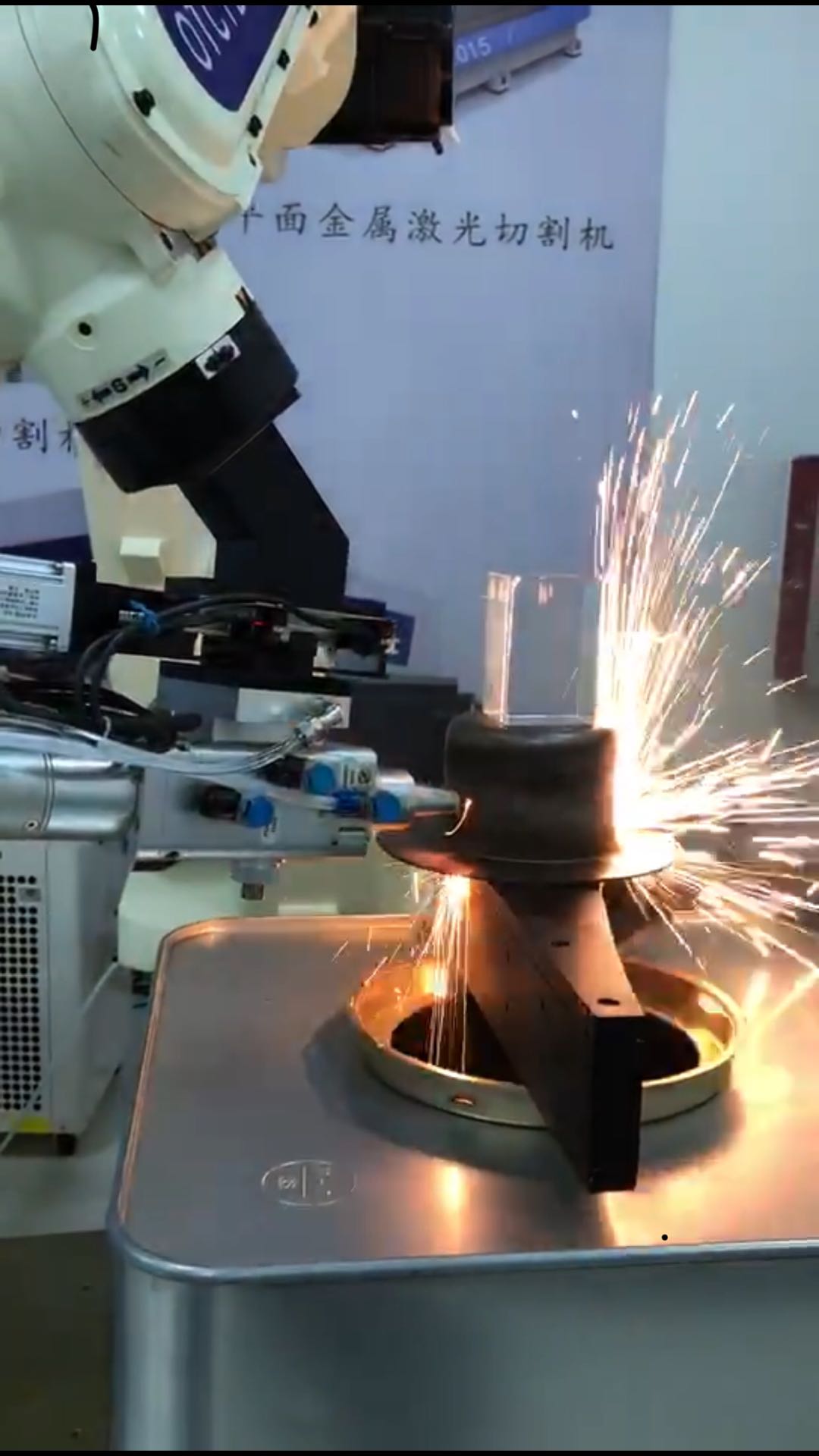 三維機（jī）械手激光切（qiē）割機